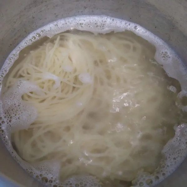Rebus hingga al dente, angkat dan tiriskan.