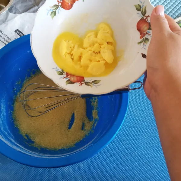 selanjutnya masukkan margarin dan kocok kembali sampai rata.