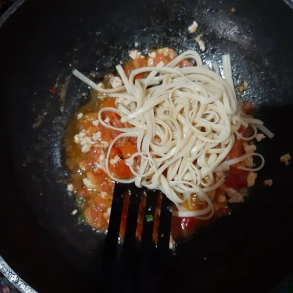 terakhir, masukkan fettucini rebusnya. aduk rata. koreksi rasanya. sajikan segera.