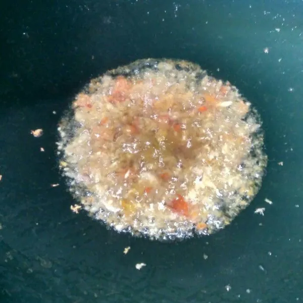 Tumis bumbu belacan hingga harum.