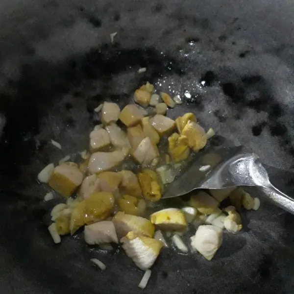 Panaskan mentega, tumis bawang putih dan daging ayam.