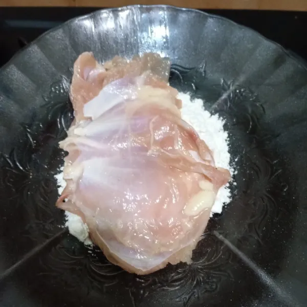 lumuri ayam dengan tepung terigu.