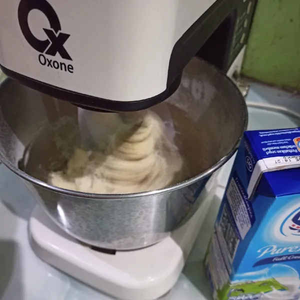 Campur terigu, gula pasir, ragi instan dalam baskom mixer. Aduk rata. Masukkan kuning telur. Proses dengan mixer sambil dituangi susu cair hingga adonan tercampur rata dan setengah kalis.