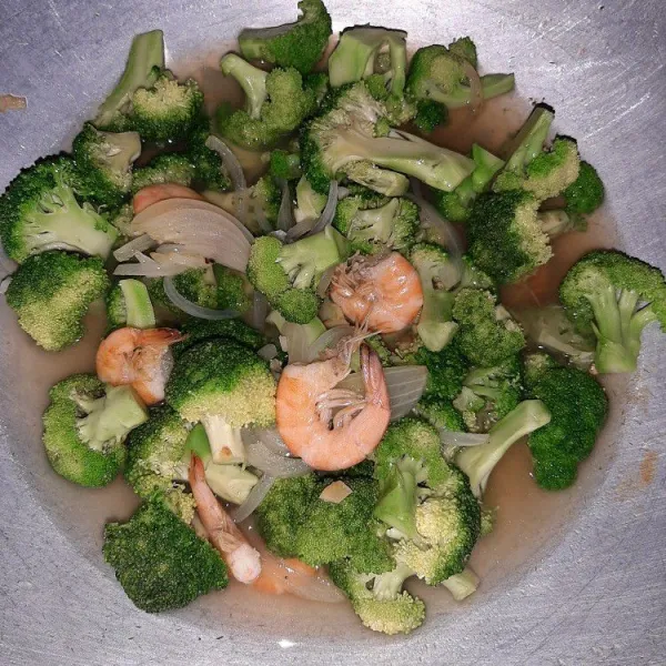Kemudian masukkan brokoli dan air.
