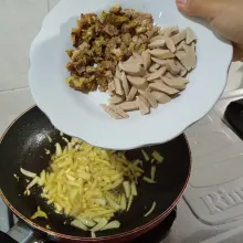 setelah harum, masukkan sosis dan daging sapi yang sudah dipotong kecil-kecil.