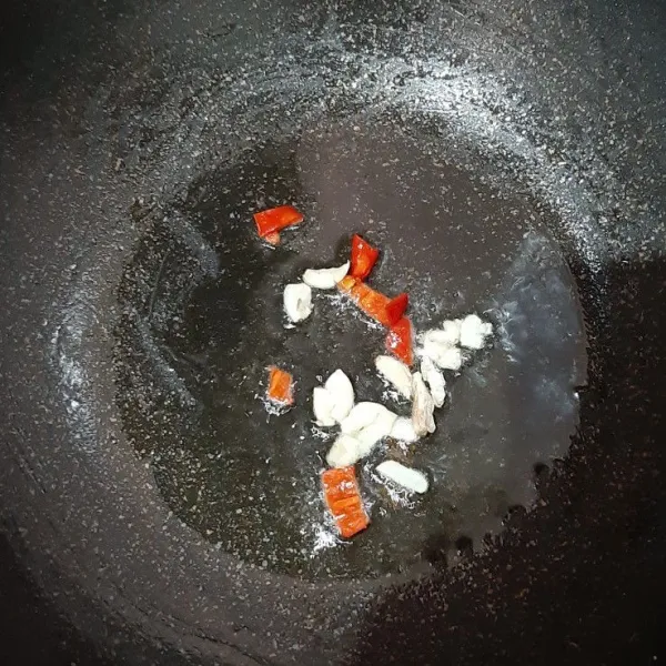 tumis bawang putih dan irisan cabai dengan minyak zaitun.