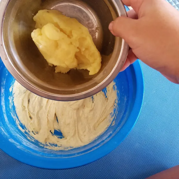 setelah rata, masukkan kentangnya dan aduk kembali.