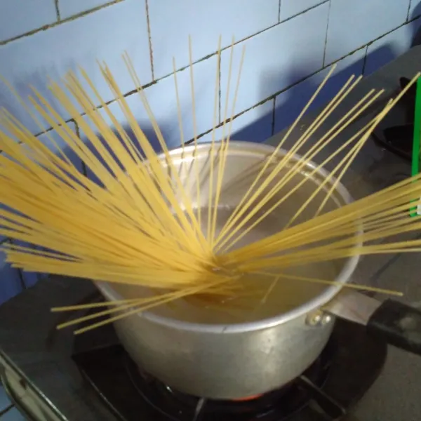 Rebus pasta sampai aldente.