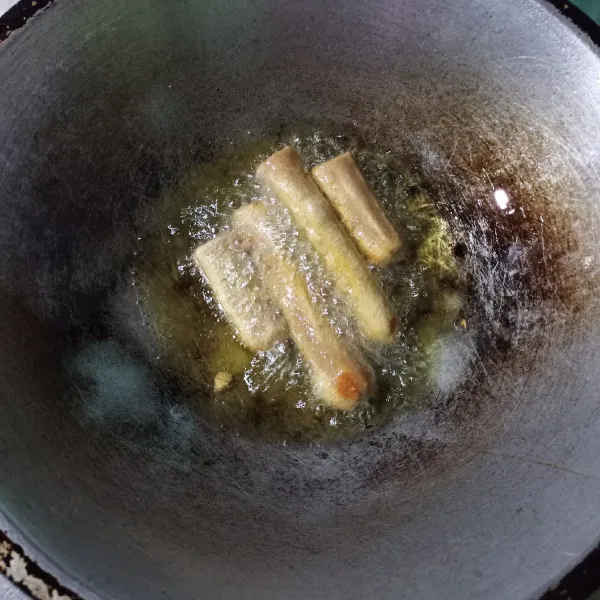 Goreng sosis untuk isian hingga matang.