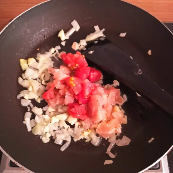 Cincang bawang bombay, tomat dan bawang putih. Panaskan minyak atau butter, tumis bawang bombay, bawang putih hingga layu, masukkan tomat dan daging ayam.