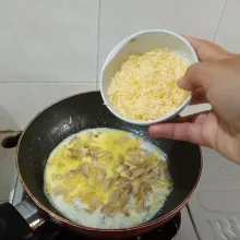 Kemudian masukkan susu cair, susu kental manis dan juga keju parut.