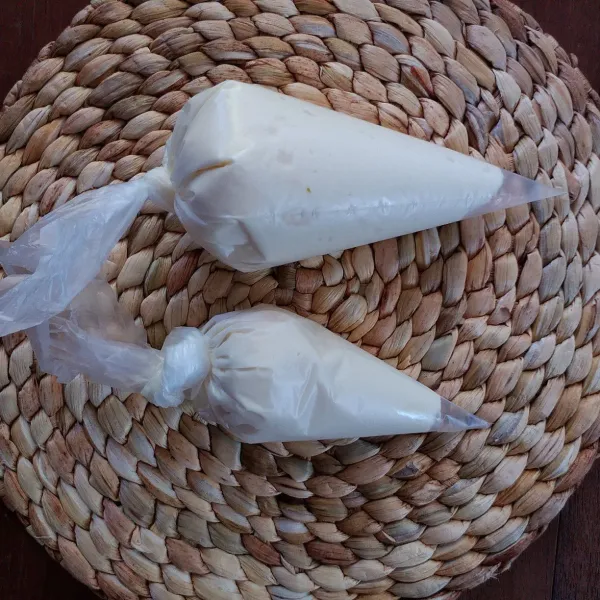 Masukkan creamcheese kedalam piping bag.