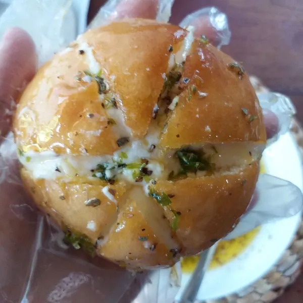Siram dengan garlic butter.