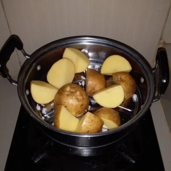 Cuci bersih kentang kemudian potong. Kukus selama 15 menit atau hingga matang. Angkat dan tiriskan.
