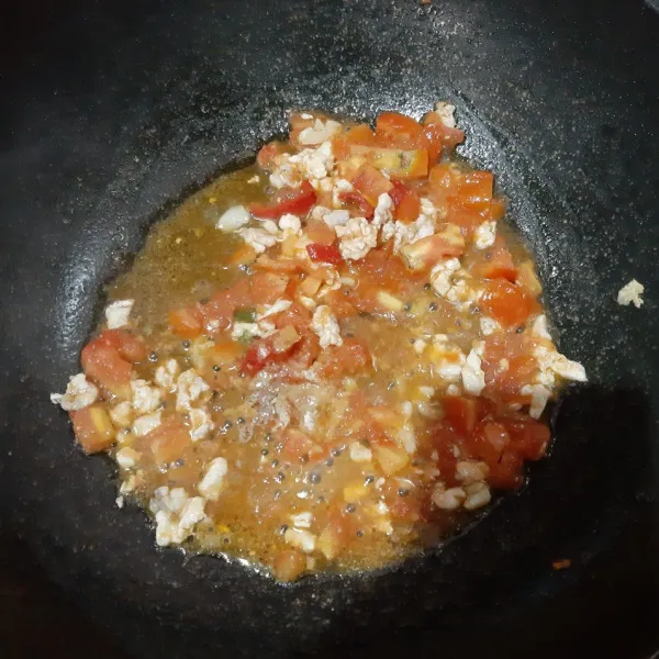 tambahkan air, garam, lada hitam, kaldu bubuk dan oregano kering. masak hingga kuah mengental.