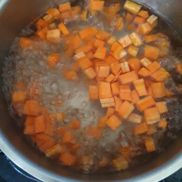 Rebus wortel dan kentang, hingga setengah matang, sisihkan.