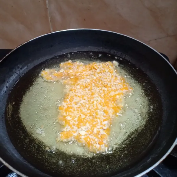 goreng dengan api kecil sampai garing lalu sajikan dengan irisan tomat, mayonaise dan saus sambal.