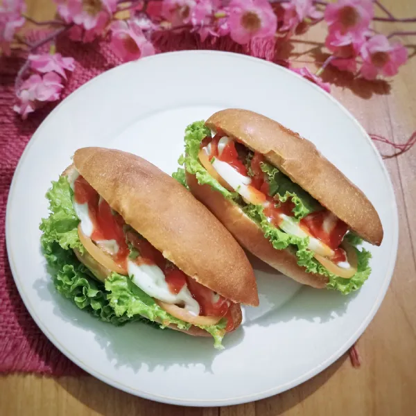 Beri saus sambal botolan dan mayonaise. Siap dinikmati.