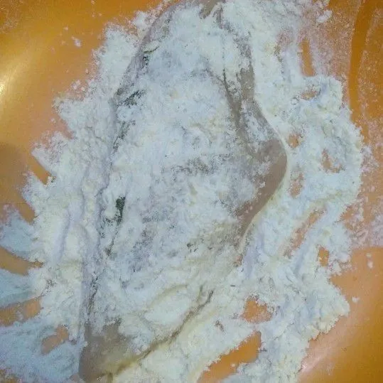 Lapisi dada ayam dengan tepung terigu