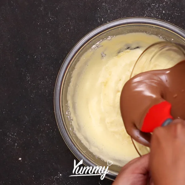 Tambahkan coklat ke dalam adonan lalu campurkan dengan spatula hingga rata.