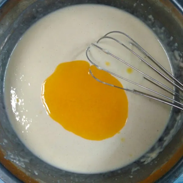 Tambahkan margarin, aduk kembali sampai tercampur rata.