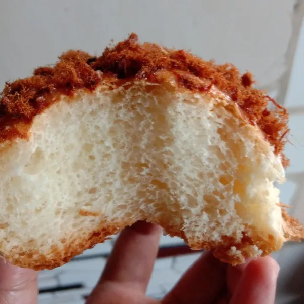 Simpan di wadah tertutup atau dalam plastik untuk menjaga kualitas roti tetap empuk.