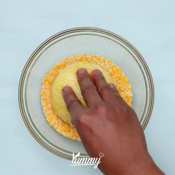 Balur dengan tepung roti hingga rata dan lakukan hingga roti habis.