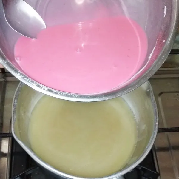 Setelah gula pasir larut, tuang larutan tapioka.