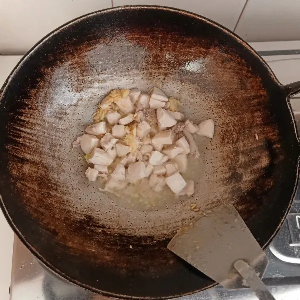 Masukkan dada ayam lalu masak hingga matang.