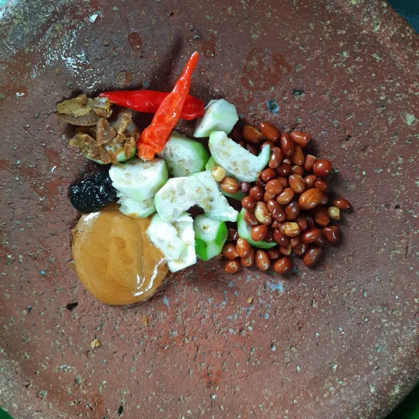 Siapkan bumbu rujak.