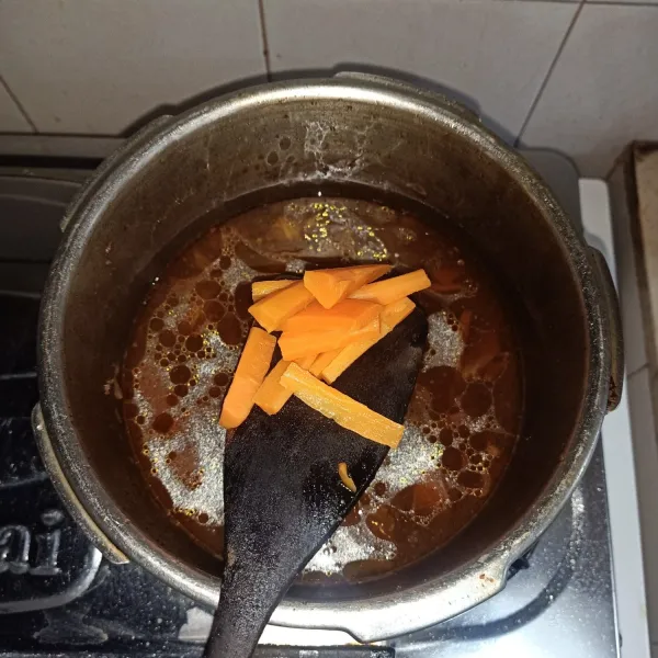Masukkan wortel lalu masak kembali hingga wortel empuk.