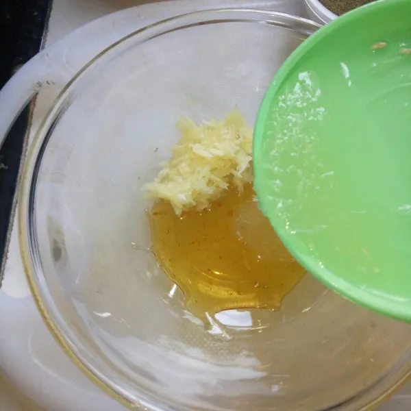 Siapkan wadah,masukan madu,bawang putih parut dan perasan lemon.Aduk rata.