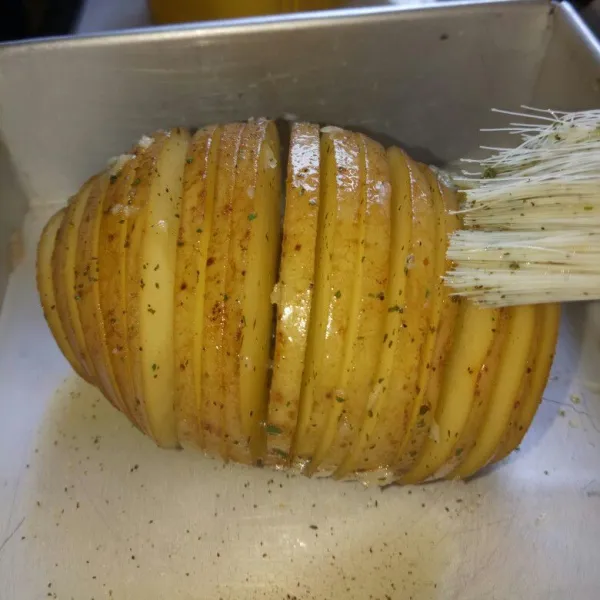 Olesi kentang dengan lemon madu tadi.Pastikan setiap belahan teroles secara merata.Oven dengan suhu 180°C sampai setengah matang.