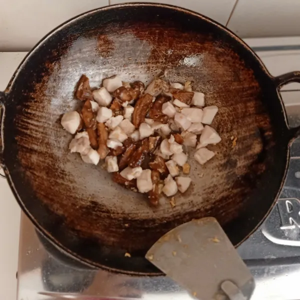 Tambahkan jamur hioko lalu aduk merata.