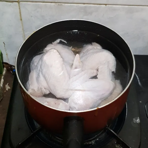 Rebus ayam sampai setengah matang.