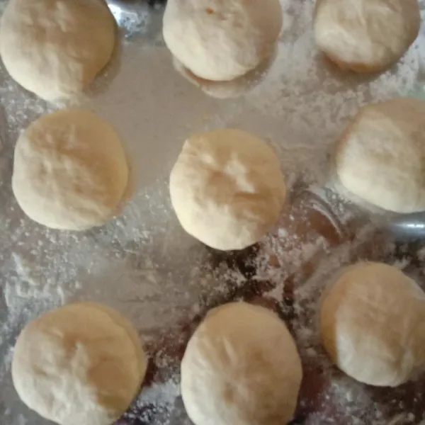 Tinju adonan dan uleni sebentar lalu bentuk sesuai selera. Diamkan 10 menit lagi dan dough akan mengembang lagi.
