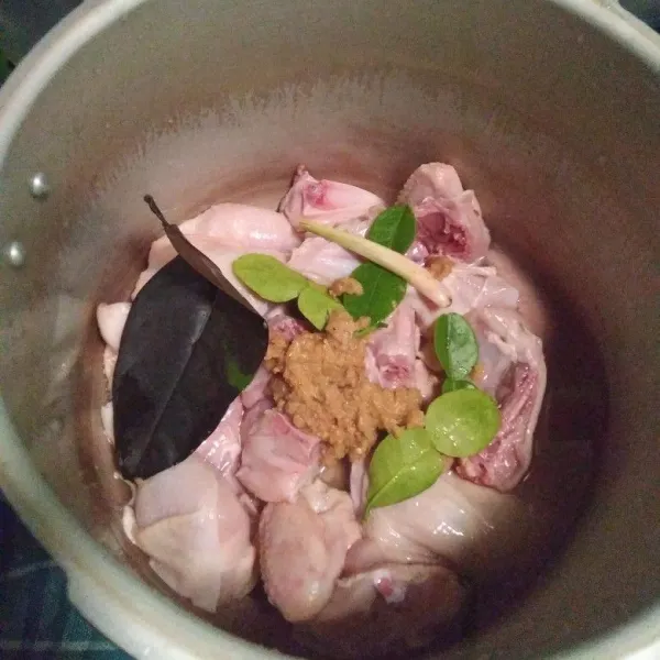Masukkan bumbu halus dalam panci isi ayam lalu ungkep hingga empuk.