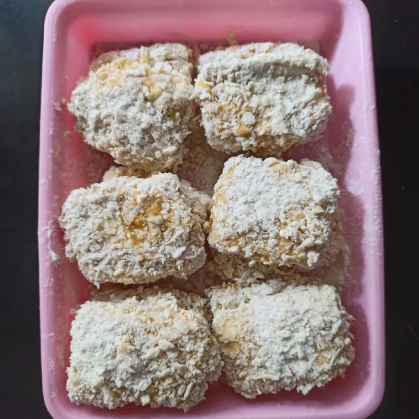 Keluarkan dari freezer, diamkan selama 5menit kemudian goreng dalam minyak panas hingga berwarna kecokkatan. Kemudian angkat dan tiriskan.