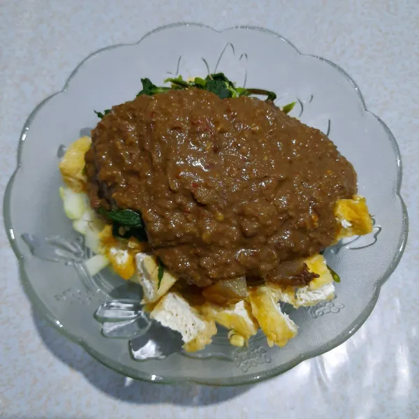 Tuangkan bumbu rujak diatas isian rujak soto.