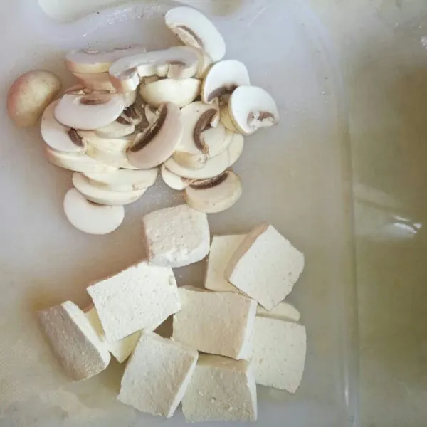 Cuci bersih jamur dan tofu,kemudian iris sesuai selera.