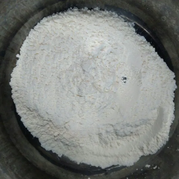 Campur tepung terigu, baking powder dan garam, aduk rata.