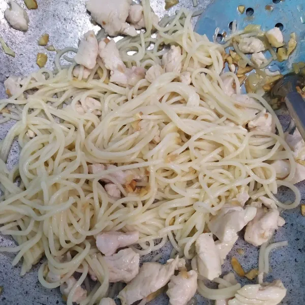 Masukkan spagetti, aduk rata, beri garam, merica dan kaldu bubuk. Tes rasa, sajikan dengan taburan parsley.