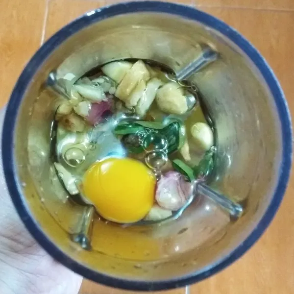 Haluskan/ ulek/ blender bawang merah, bawang putih,  daun salam, kemiri, merica dan telur (saya blender bumbu halus dengan telur tanpa air).