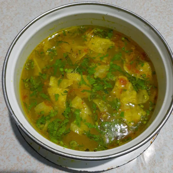 Campurkan semua bahan soto masak sampai kuah soto matang.