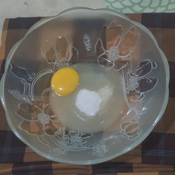 Campurkan telur dan gula putih, kocok bersamaan hingga merata.