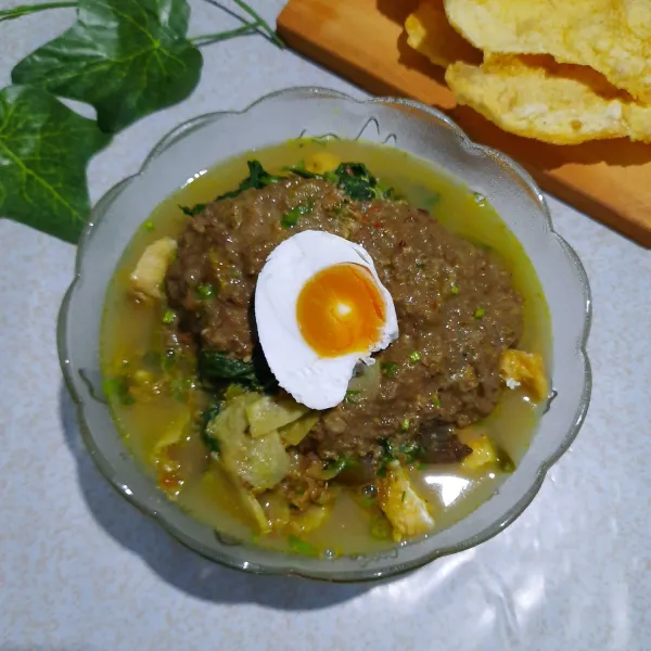 Siramkan kuah soto pada mangkuk yang berisi isian bumbu rujak lalu sajikan.