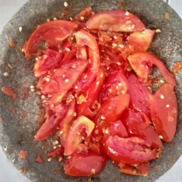 Ulek kasar cabai rawit dan tomat.