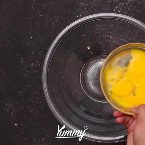 Letakkan telur diatas wadah lalu kocok dengan mixer hingga pucat dan mengembang.