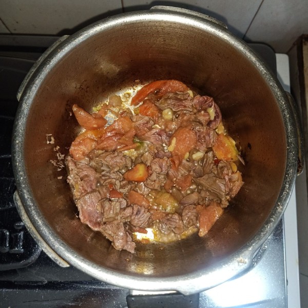 Masukkan daging sapi dan masak hingga daging matang.