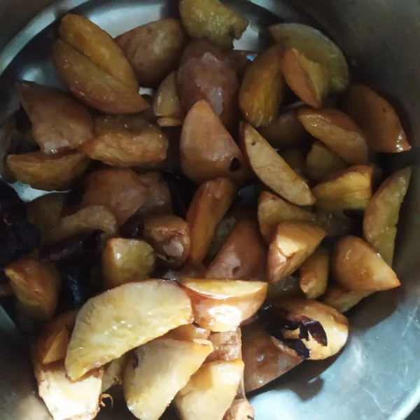 Potong jengkol, kemudian rebus dengan air, salam, serai dan lengkuas sampai empuk. Tiriskan lalu goreng, sampai matang. Sisihkan dahulu.